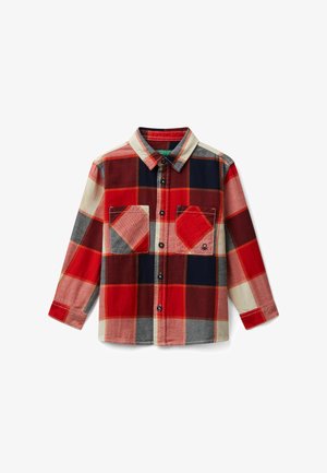 Camisa de botones de manga larga con un patrón a cuadros en rojo, azul marino, beige y gris, y dos bolsillos frontales en el pecho, uno con un pequeño logo.