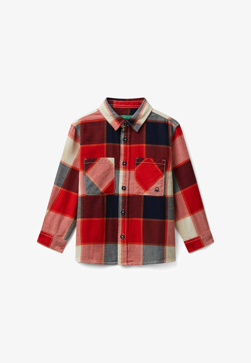 Camicia a maniche lunghe con colletto, a quadri rossi, blu navy, beige e grigi, e due tasche sul petto anteriore, una delle quali con un piccolo logo.