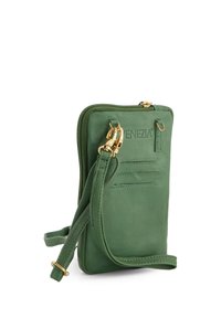 Groene leren crossbody tas met een ritssluiting, gouden hardware en kaartsleuven aan de achterkant. Gladde textuur met een minimalistisch ontwerp.