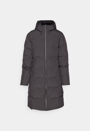 Manteau matelassé gris foncé avec capuche, doté d'une fermeture éclair à l'avant, de poches latérales et d'une texture matelassée. Manches longues et coupe à longueur genou.