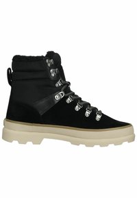 Botas de senderismo negras con un upper de ante y nylon, herrajes plateados, cordones negros gruesos y una suela de goma beige. Cuello forrado de pelo para mayor calidez.