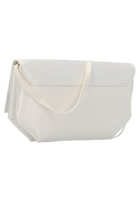 Witte stoffen schoudertas met een klep sluiting, een gladde textuur en een verstelbare strap, met subtiele stiksels en een minimalistisch ontwerp.