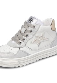 Bílé tenisky se stříbrnými akcenty, texturovanou kůží a semišem, perforovanou špičkou, kovovým detailem hvězdy a šedými šňůrkami. Gumová podrážka.