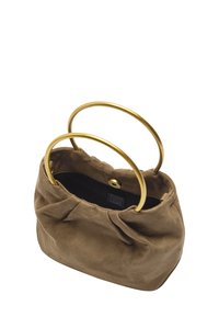 Brązowa torebka zamszowa z dwiema złotymi okrągłymi uchwytami, zebranym topem i zaokrągloną podstawą. Wnętrze jest czarne z metką logo.