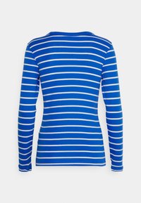 Långärmad skjorta i klarblått med vita horisontella ränder, med rund hals och figurnära passform. Tillverkad av mjukt, stretchigt tyg.