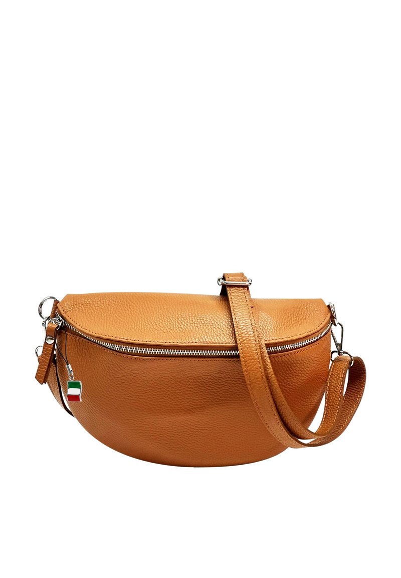 Bruine leren handtas met een ronde vorm, ritssluiting en verstelbare schouderband. Heeft een kleine Italiaanse vlag charm. Getextureerde oppervlakte.