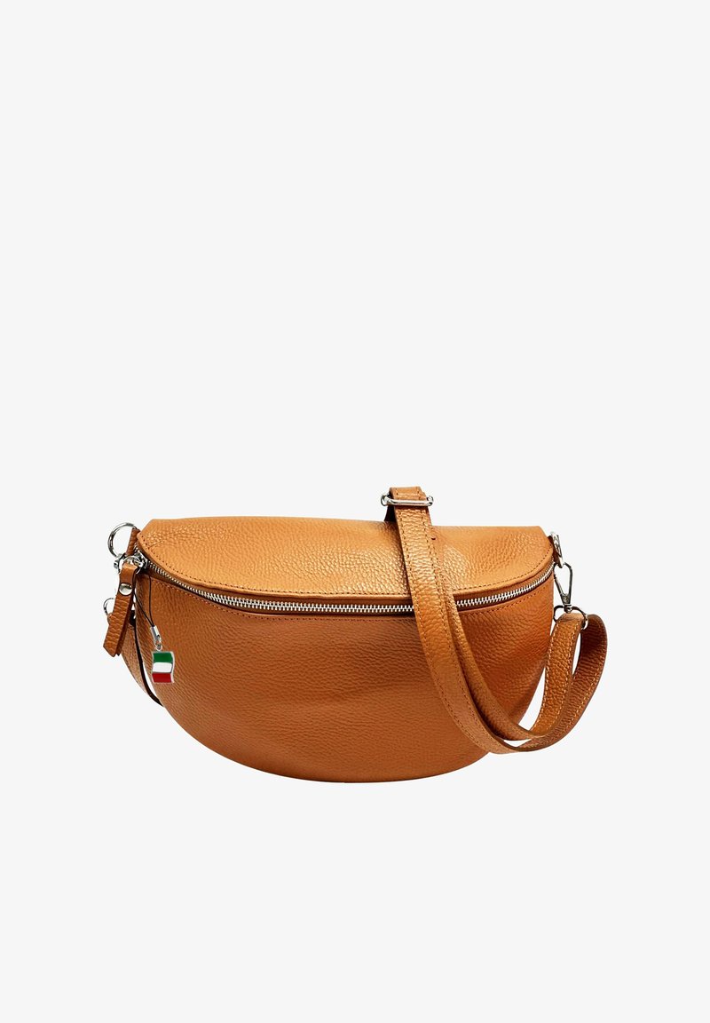 Bruine leren handtas met een ronde vorm, ritssluiting en verstelbare schouderband. Heeft een kleine Italiaanse vlag charm. Getextureerde oppervlakte.