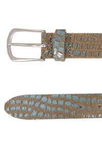 Ljusbrun bälte med en texturerad design som har blå accenter, silvrig metallspänne och läderliknande material. Slät yta med stansade hål.