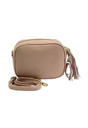 Sac bandoulière en cuir beige avec ferrures dorées, sangle amovible, pompon et petit charm drapeau italien sur fond blanc.