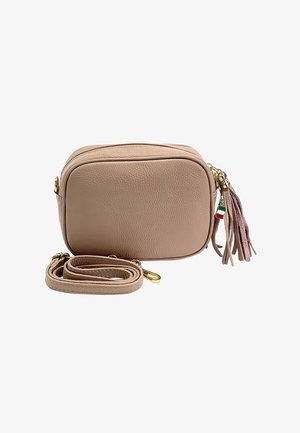 Sac bandoulière en cuir beige avec ferrures dorées, sangle amovible, pompon et petit charm drapeau italien sur fond blanc.