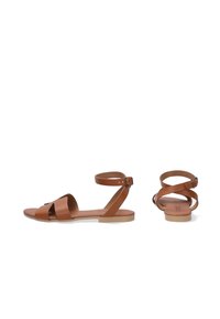 Bruine lederen sandalen met een platte zool, kruiselings gekruiste banden en een verstelbare enkelband. Glad oppervlak met minimale detailing.