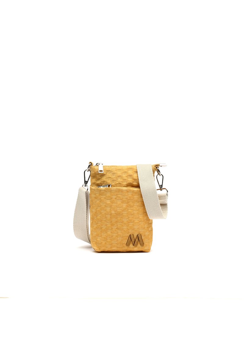 Žlutá texturovaná crossbody taška s krémovým popruhem, vybavená zipovým uzávěrem a jemným embosovaným logem na přední straně. Kompaktní a čtvercový design.