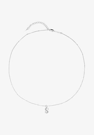Collar de plata con una cadena delicada, que presenta un pequeño colgante en forma de letra "S" brillante. La cadena incluye una extensión ajustable para el tamaño.