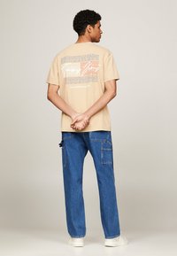 Tommy Jeans FLAG BACK LOGO  - Camiseta estampada - gentle gold