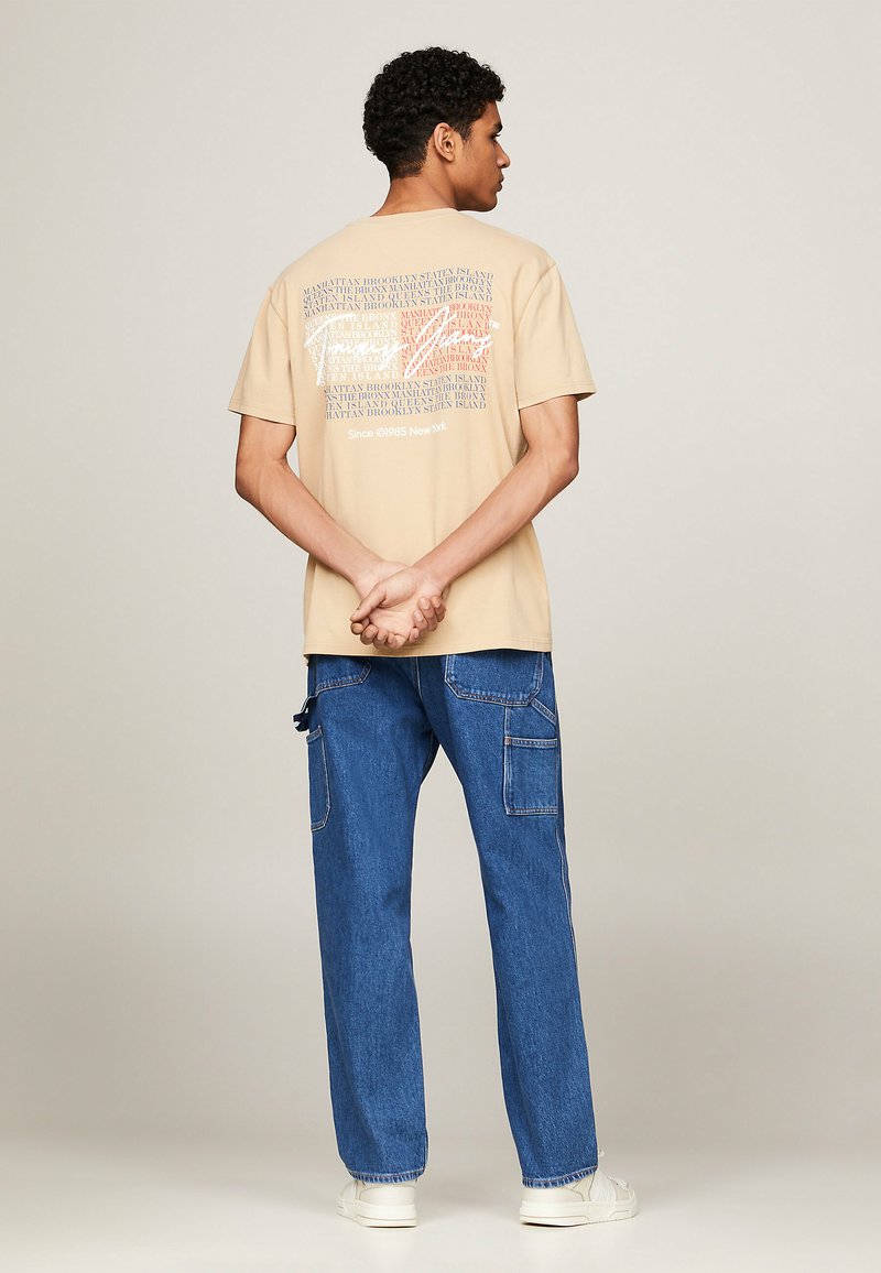 Tommy Jeans FLAG BACK LOGO  - Camiseta estampada - gentle gold