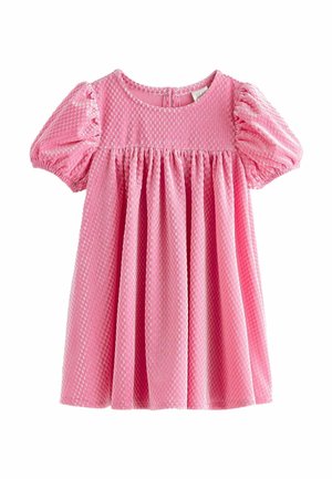 Robe rose texturée à manches courtes bouffantes, encolure ronde et taille froncée pour une coupe ample.