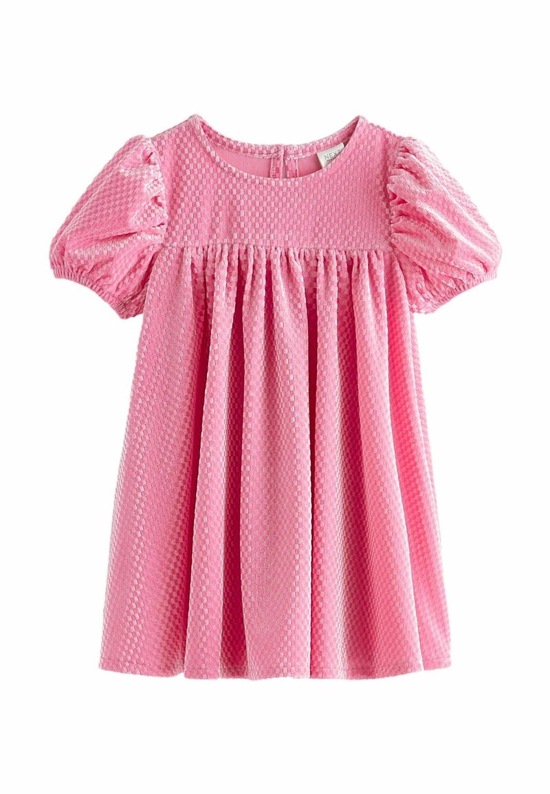 Robe rose texturée à manches courtes bouffantes, encolure ronde et taille froncée pour une coupe ample.