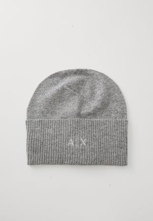 Grå strikket lue med et ribbet design, med en brettet mansjett og broderte "A" og "X" bokstaver foran. Myk tekstur.