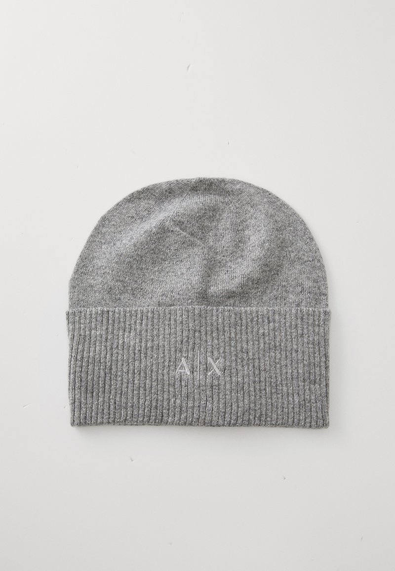 Grå strikket lue med et ribbet design, med en brettet mansjett og broderte "A" og "X" bokstaver foran. Myk tekstur.
