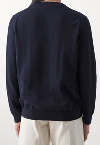 Mörkblå sweatshirt med ribbad rund halsringning, ribbade ärmslut och fåll. Mjukt tyg med avslappnad passform, visas bakifrån.