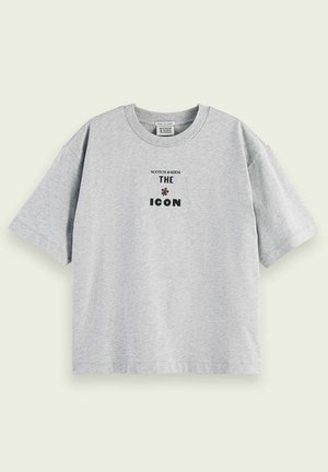 Harmaa lyhythihainen t-paita, joka on valmistettu pehmeästä puuvillasta. Siinä on musta teksti "SCOTCH & SODA", "THE" ja "ICON" kukkakoristeineen.