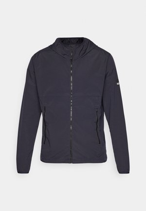 Marineblaue Windbreaker-Jacke mit durchgehendem Reißverschluss, Kapuze und zwei seitlichen Taschen. Hergestellt aus leichtem Stoff, mit glatter Textur und minimalistischem Design.