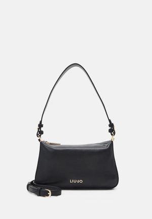 Bolso de hombro de cuero negro con una sola correa, cierre de cremallera y herrajes dorados. Presenta un logo grabado en la parte frontal con una textura suave.