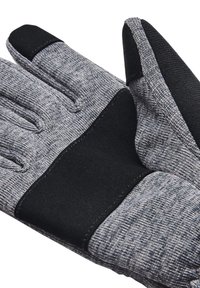 Gants gris en tissu texturé avec des accents noirs. Ils comprennent une couverture des doigts et un ajustement serré au poignet pour plus de chaleur.