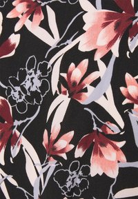 Kukallinen kangas, jossa on vaaleanpunaisia ja punaisia kukkia harmailla lehdillä mustalla pohjalla. Sileä tekstuuri ja rohkea kuviomalli.