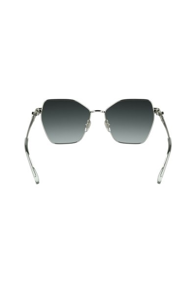 Lunettes de soleil hexagonales avec des verres gris dégradés, une monture en métal argenté et des branches en plastique transparent. Équipées de plaquettes de nez ajustables.