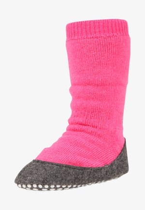 Roze gebreide sokachtige laars met een grijze vilten basis, ronde neus en een gestructureerde zool. Heeft een ribbelboord en stiksel detail.