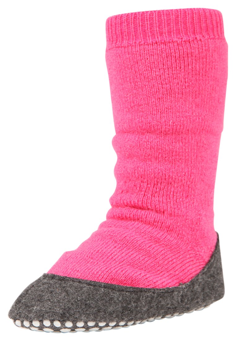 Stivaletto a forma di calza in maglia rosa con base in feltro grigio, punta arrotondata e fondo testurizzato. Presenta un polsino a coste e dettagli di cucitura.