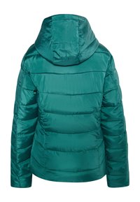Giacca a vento teal con cappuccio, caratterizzata da sezioni trapuntate orizzontali, una texture liscia e lucida, e una vestibilità regolare.