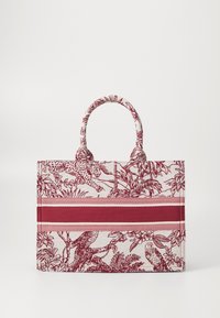 Rød og creme mønstret tote bag med korte håndtag, der viser et botanisk og dyre design, med tykke striber i forskellige nuancer af rød.