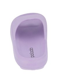 Ljuslila släppsko med en texturerad, ventilerad ovandel, öppen baktill och rund tå. Har en logotyp på insidan. Lättviktig design.