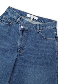 Hoge taille blauwe denim jeans met een knoopsluiting, twee voorzakken en subtiele stikdetails op een gladde stof.