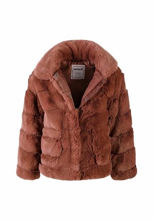 Veste courte en fausse fourrure marron avec un large col, des fermetures à pression et une texture matelassée. Les manches sont légèrement bouffantes et de longueur mi-manche.