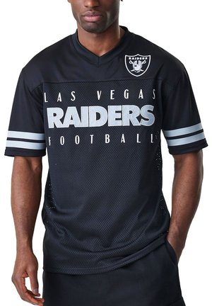 Schwarzes Fußballtrikot mit den großen weißen Buchstaben "LAS VEGAS RAIDERS" und silbernen Akzenten sowie Streifen an den Ärmeln. Hergestellt aus leichtem Mesh-Material.