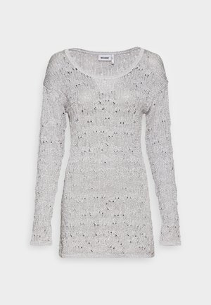 Pull en tricot argenté avec des manches longues, un large col rond, un motif texturé et des détails en mailles ouvertes tout au long. Conçu pour une coupe décontractée.