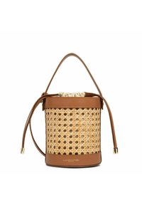 Bruine leren emmer tas met een geweven rattan body, met een trekkoordsluiting, een gladde textuur en accenten in goudkleurig hardware.