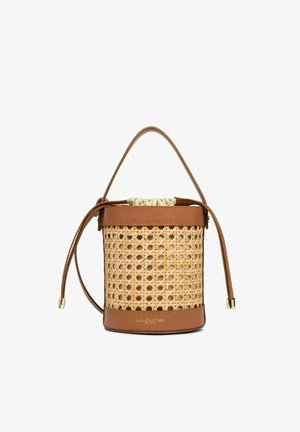 Borsa a secchiello in pelle marrone con corpo in rattan intrecciato, dotata di chiusura a coulisse, superficie liscia e dettagli in metallo dorato.