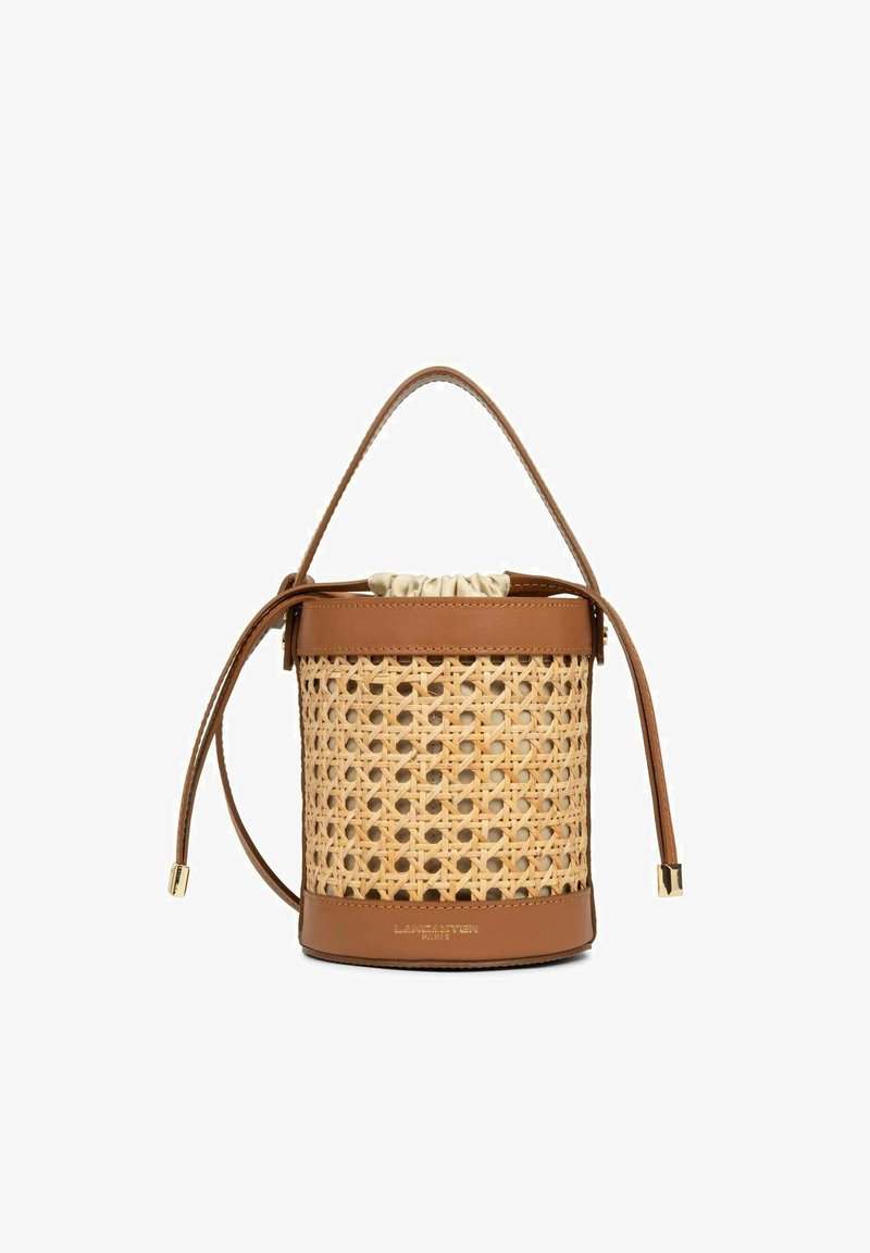 Bruine leren emmer tas met een geweven rattan body, met een trekkoordsluiting, een gladde textuur en accenten in goudkleurig hardware.