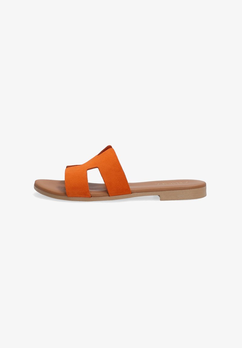 Orange ruskind slide sandal med åben tå og to brede stropper med udskæringer, placeret på en flad, lysebrun sål.
