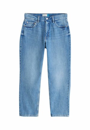 Hellblaue Jeans mit geradem Bein, fünf Taschen, Gürtelschlaufen und Knopfverschluss, flach liegend auf weißem Hintergrund dargestellt.