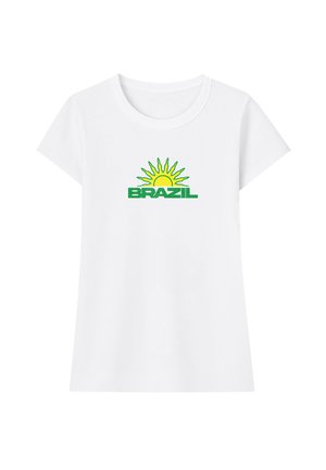 Wit T-shirt met korte mouwen met een groene en gele zonafbeelding boven het woord "BRAZIL" in groene letters op de borst.