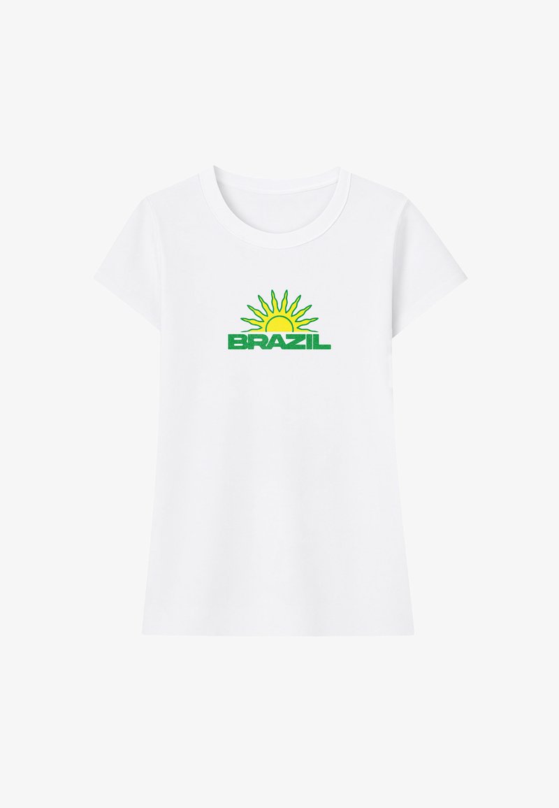 T-shirt blanc à manches courtes avec un graphisme de soleil vert et jaune au-dessus du mot "BRAZIL" en lettres vertes sur la poitrine.