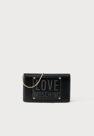 Pochette en cuir noir avec une bandoulière chaîne dorée, arborant un design embossé "LOVE MOSCHINO" en relief et des accents de quincaillerie dorée.