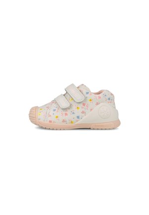 Zapatilla blanca infantil con suela rosa y patrón multicolor de corazones y mariposas, con dos correas de velcro y puntera reforzada.
