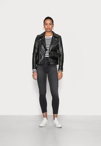 Calvin Klein Jeans HIGH RISE SUPER SKINNY ANKLE - Calças de ganga de corte skinny - denim black