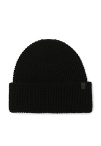 Gorro de punto negro con ala doblada y pequeña etiqueta rectangular en un fondo blanco.